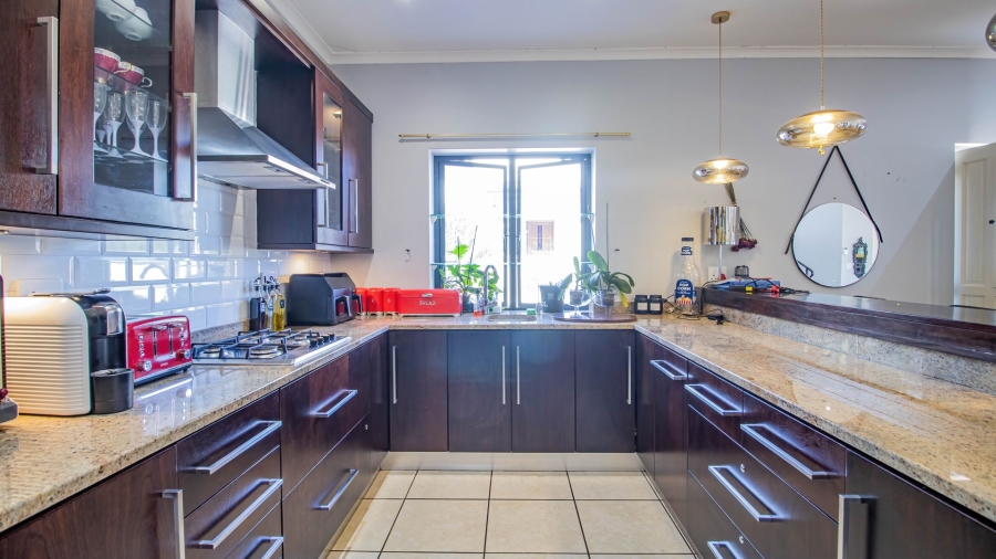 To Let 5 Bedroom Property for Rent in Rome Glen Western Cape